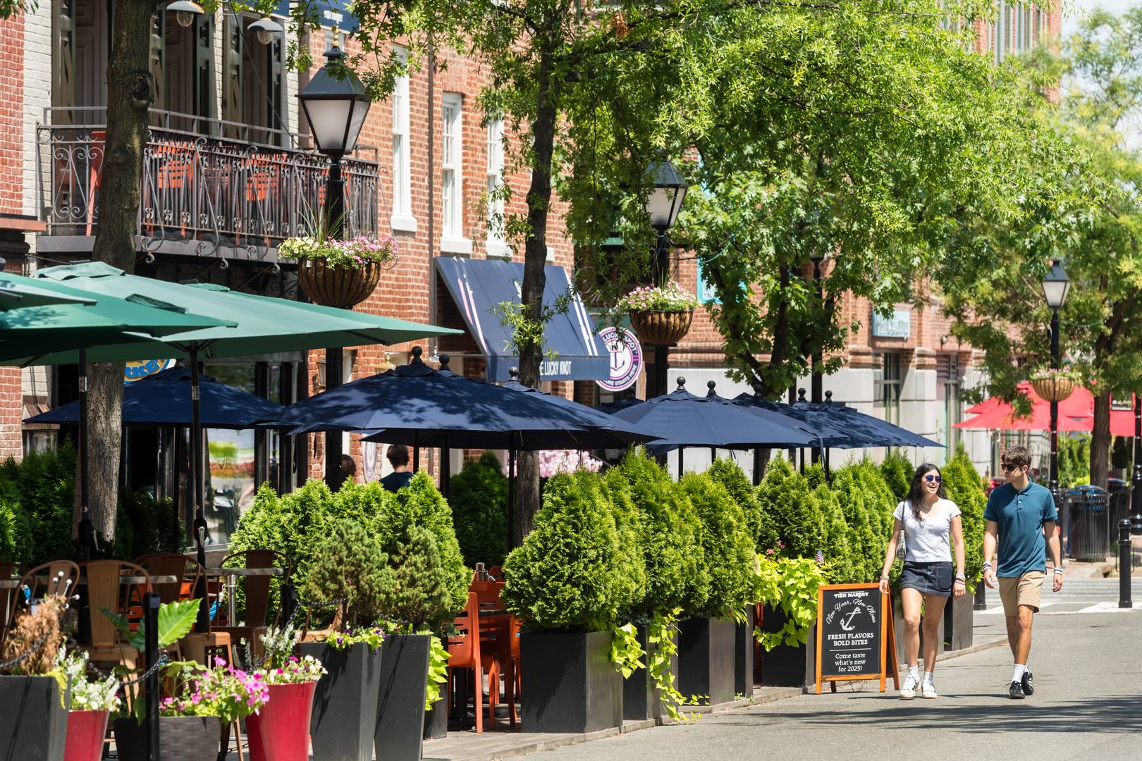 Current_LuxuryApartmentCommunity_AlexandriaVA